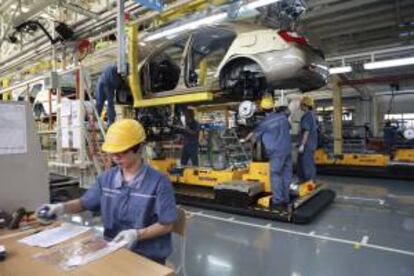 Trabajadores en una cadena de montaje en la fábrica de Geely en Ningbo (China). EFE/Archivo