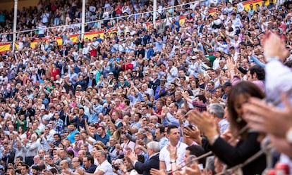 Tendidos llenos de público una tarde de toros en la plaza de Las Ventas.