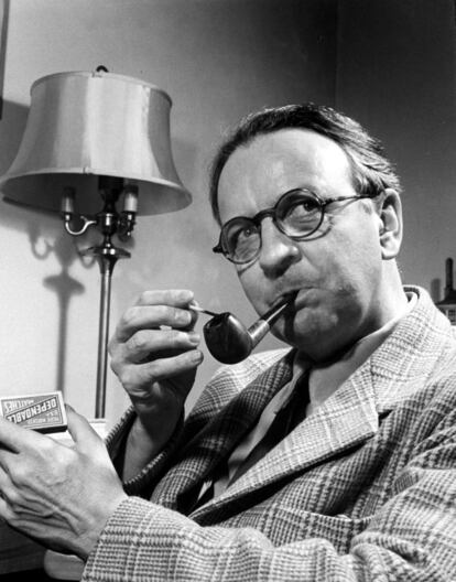 El escritor Raymond Chandler, fotografiado en 1943 en los estudios de la Paramount.