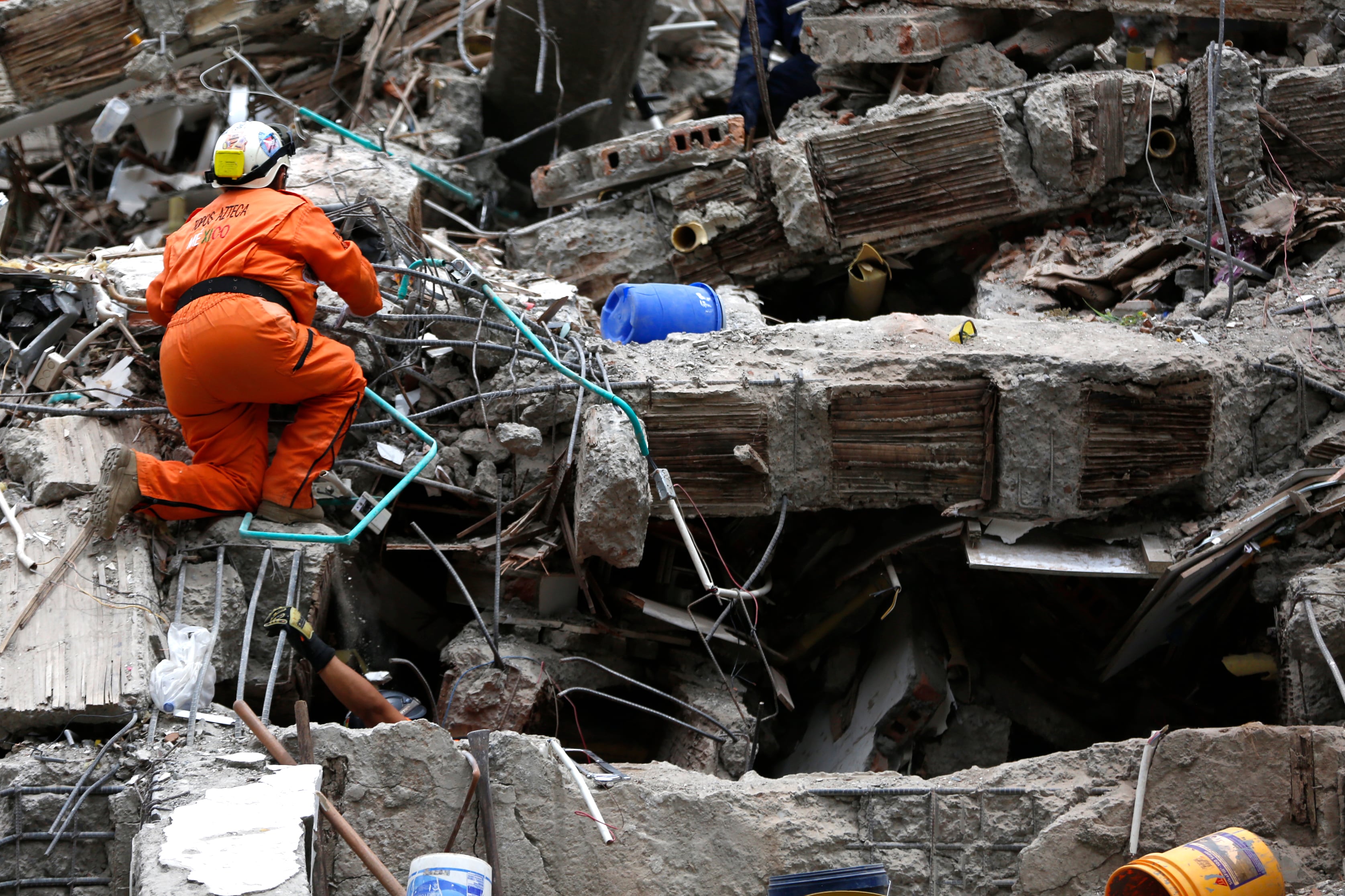 Las familias y los rescatistas cuestionan decisiones de las autoridades locales tras el terremoto en Colombia
