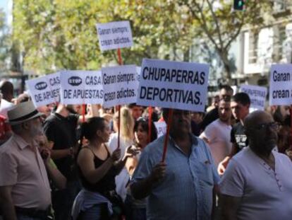 Alrededor de 1.500 manifestantes han discurrido por Tetuán contra la proliferación de estos negocios