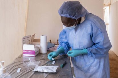 Una enfermera prepara las muestras recogidas tras la realización de un test rápido para enviarlas al laboratorio.