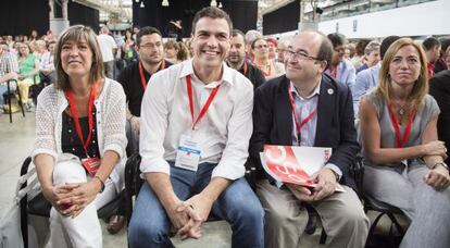 Pedro S&aacute;nchez, en el centro, junto a Miquel Iceta, en el congreso del PSC de julio