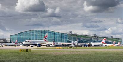 Aviones de British Airways ante la T5 del aeropuerto londinense de Heathrow.