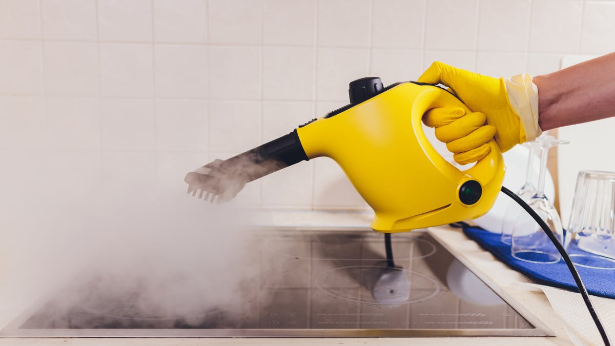 Adiós a frotar la grasa de la cocina y las juntas del baño: la limpiadora a vapor a 105°C que triunfa en Amazon