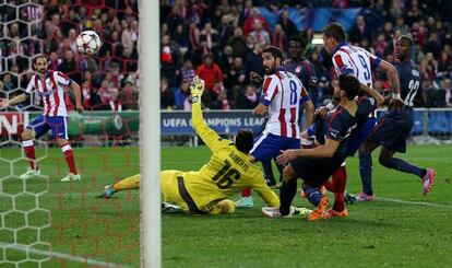 Raúl García anota tras el error de Roberto.
