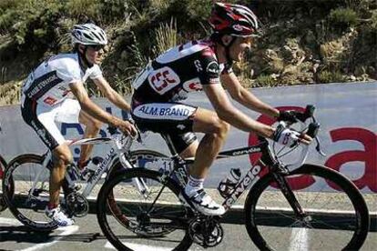 Carlos Sastre, por delante de Valverde en la subida a La Covatilla.