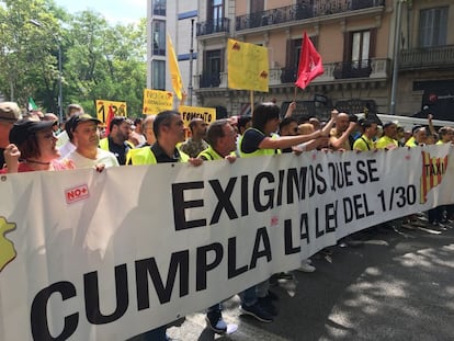 Unos taxistas con una pancarta en defensa del reglamento de la AMB.