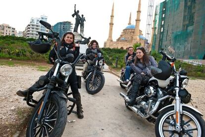 Las damas de Harley-Davidson hacen una pausa en su recorrido por Beirut. De izquierda a derecha, Rima Makari (50 años), Grace el Khoury (32 años), Carole Khazzha (27 años) y Talar Bogharian (40 años).