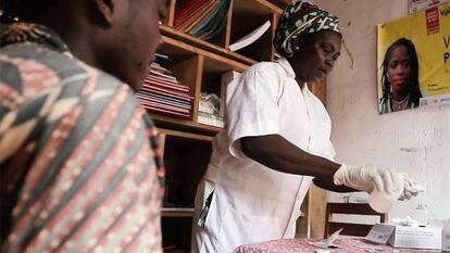 Una enfermera comunitaria reparte medicamentos a un paciente de VIH en Zemio, República Centroafricana.