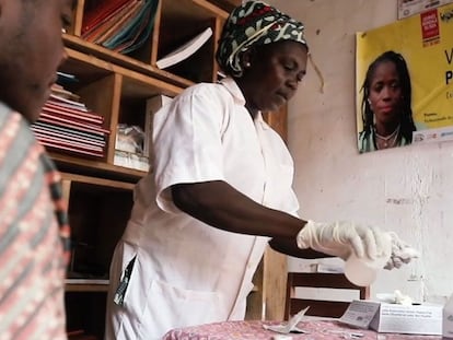 Una enfermera comunitaria reparte medicamentos a un paciente de VIH en Zemio, República Centroafricana.