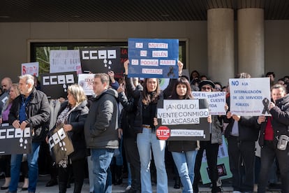 Una concentración en Mérida de trabajadores y educadores sociales tras el asesinato de Belén Cortés en Badajoz.