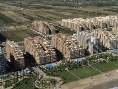 Imagem aérea de milhares de residências construídas no complexo Marina d' Or, em Oropesa del Mar (Castellón).