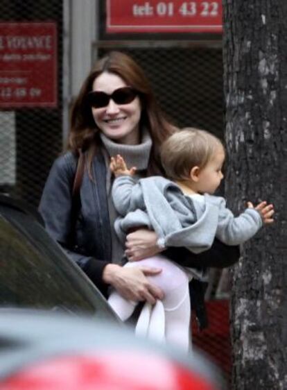 Carla Bruni, con su hija Giulia por las calles de París.