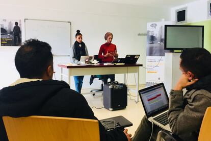 Las senegalesas han acudido tras haber sido seleccionadas para participar con su embrión cinematógrafico en el AfroLatam Lab, un taller de desarrollo de proyectos documentales afroamericanos enmarcado en el MiradasDoc. En la imagen, ensayan la presentación de 'Percussions' uno de los días del taller.