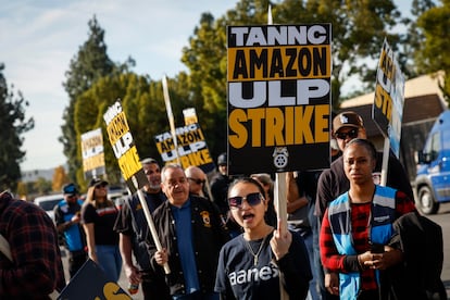 Trabajadores protestan frente a un almacén de Amazon en Industry, California.