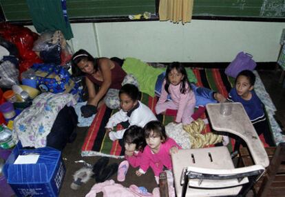 Una familia evacuada en un colegio en la localidad de Baguio, al norte de Manila.