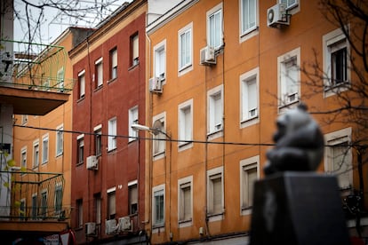 Viviendas de edificación antigua en un barrio de Madrid