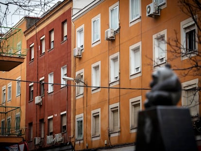 Viviendas de edificación antigua en un barrio de Madrid