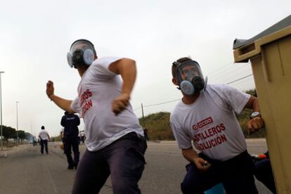 Los empleados han cortado el tráfico para protestar por el cierre de la empresa.