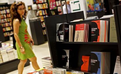 Estante de la Casa del Llibre de Rambla de Catalunya, con libros de Salvador Espriu.