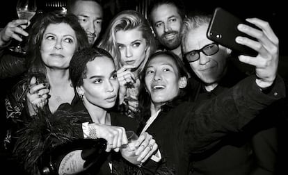 Una de las fotografías tomadas por Lenny Kravitz en la que aparecen Susan Sarandon, Hidetoshi Nakata, Benjamin Millepied, Zoe Kravitz, Alexander Wang, Zoe Kravitz y Harvey Keitel.