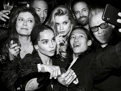 Una de las fotografías tomadas por Lenny Kravitz en la que aparecen Susan Sarandon, Hidetoshi Nakata, Benjamin Millepied, Zoe Kravitz, Alexander Wang, Zoe Kravitz y Harvey Keitel.