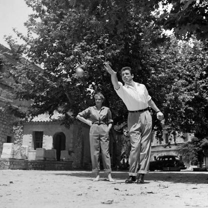 Yves Montand y Simone Signoret jugando a la petanca. |