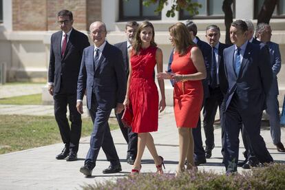 La reina Letizia junto a la presidenta de la Junta de Andalucía, Susana Díaz, y al ministro de Asuntos Exteriores, Alfonso Dastis, entre otras autoridades del Instituto Cervantes, ayer en Málaga.