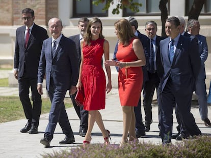 La reina Letizia junto a la presidenta de la Junta de Andaluc&iacute;a, Susana D&iacute;az, y al ministro de Asuntos Exteriores, Alfonso Dastis, entre otras autoridades del Instituto Cervantes, ayer en M&aacute;laga. 
 
 