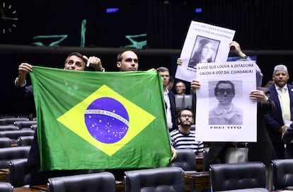 Manifestantes a favor e contra a ditadura durante evento na C&acirc;mara.