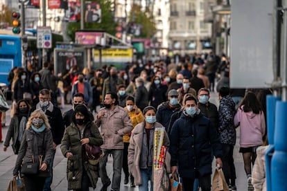 Aglomeraciones en la Gran Vía (Madrid), en noviembre de 2020.