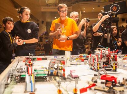 <p><a href="http://www.firstlegoleague.es/">First Lego League</a> es un torneo cuyos participantes son más de 320.000 estudiantes de hasta 16 años procedentes de 88 países. Cada temporada se enfrentan a un reto contemporáneo. Y en esta se sumergirán en el mundo de la gestión del agua con el <a href="http://www.firstlegoleague.es/desafio-first-lego-league-hydro-dynamics-2/">Desafío Hydro Dynamics</a>. "Deberán diseñar, construir y programar un robot autónomo con la tecnología Lego Mindstorm y desarrollar un proyecto para solucionar un problema planteado relacionado con el agua", explica Berta Roca, del departamento de comunicación de la marca danesa. En España se celebrarán 35 torneos clasificatorios para una gran final. Los equipos vencedores (máximo de 10 personas) participarán en competiciones internacionales entre abril y junio de 2018.</p>