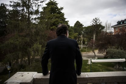 Mariano Rajoy en 2017, frente a los jardines que rodean su zona privada.