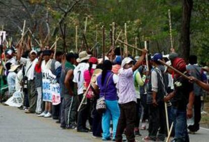 Imagen cedida por Asoquimbo y fechada el pasado 13 de agosto, de campesinos protestando por la construcción de la represa de El Quimbo.