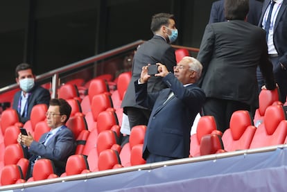 El primer ministro de Portugal, António Costa, toma una foto antes de un partido de fútbol, el pasado agosto, en Lisboa.