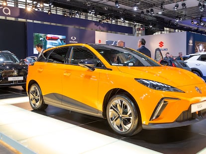 Un vehículo MG 4 expuesto en el Salón del Automóvil de Bruselas celebrado en enero de 2023.