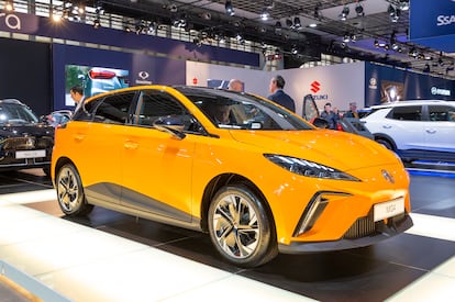 Un vehículo MG 4 expuesto en el Salón del Automóvil de Bruselas celebrado en enero de 2023.