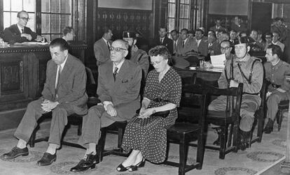 Barcelona, 1957. Juan Comorera Soler, secretario del PSUC, junto a su esposa y Fernando Cañameros Casamada, son juzgados en consejo de guerra en las dependencias del Gobierno Militar.