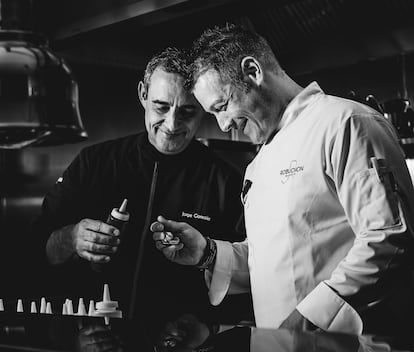 El chef Jorge González Carmona y un miembro del equipo de cocina del restaurante Robuchon en Madrid.