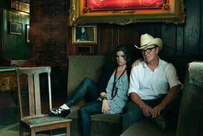 Cortney Tidwell y Kurt Wagner comenzaron a trabajar juntos hace cuatro años. Ahora publican el disco <i>Invariable heartache.</i>