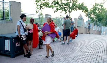 Vecinos de la urbanización Soto de Viñuelas fueron evacuados al centro deportivo Enrique Más, este martes.