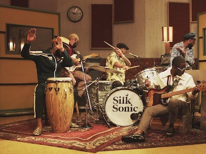 El cantante Bruno Mars y el batería Anderson .Paak forman el superdúo Silk Sonic.