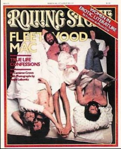 La famosa fotógrafa Annie Leibovitz quiso retratar el drama sentimental que vivían los integrantes del grupo con ellos metidos en la cama y desde un plano cenital. Fue en 1977 y para la portada de la revista 'Rolling Stone'.