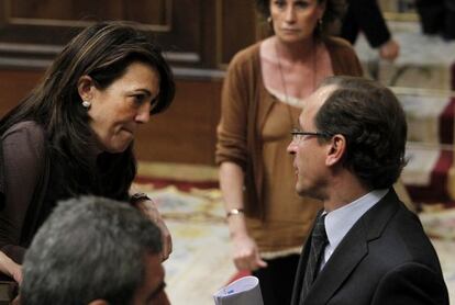 La socialista Soraya Rodríguez y el popular Alfonso Alonso hablan hoy durante el pleno del Congreso.