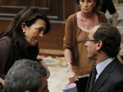 La socialista Soraya Rodríguez y el popular Alfonso Alonso hablan hoy durante el pleno del Congreso.