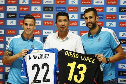 Álvaro Vázquez; Ángel Gómez; y el portero Diego Lopez, durante la presentación de los jugadores en las instalaciones del RCD Stadium.