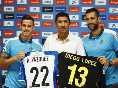 Álvaro Vázquez; Ángel Gómez; y el portero Diego Lopez, durante la presentación de los jugadores en las instalaciones del RCD Stadium.