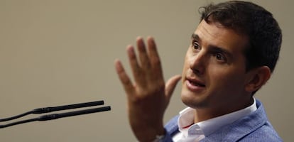 El presidente de Ciudadanos, Albert Rivera, durante la rueda de prensa que ha ofrecido hoy en el Congreso.