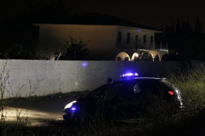 La policía, anoche, en la casa de la familia de Bretón, donde han buscado pistas sobre el paraderos de los niños desaparecidos en Córdoba.